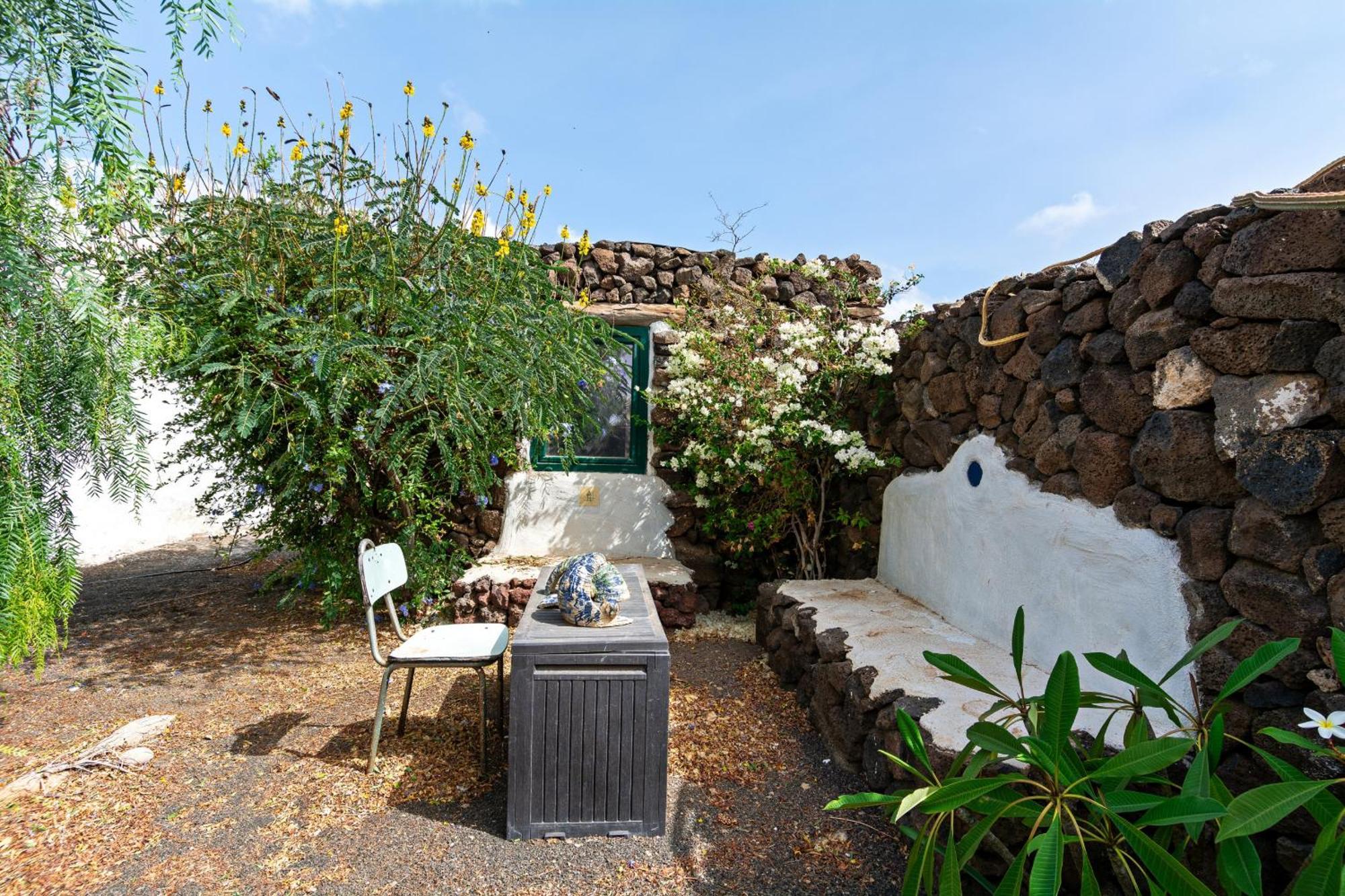 Bohemian Art House - 2br In Yaiza & Garden Las Brenas