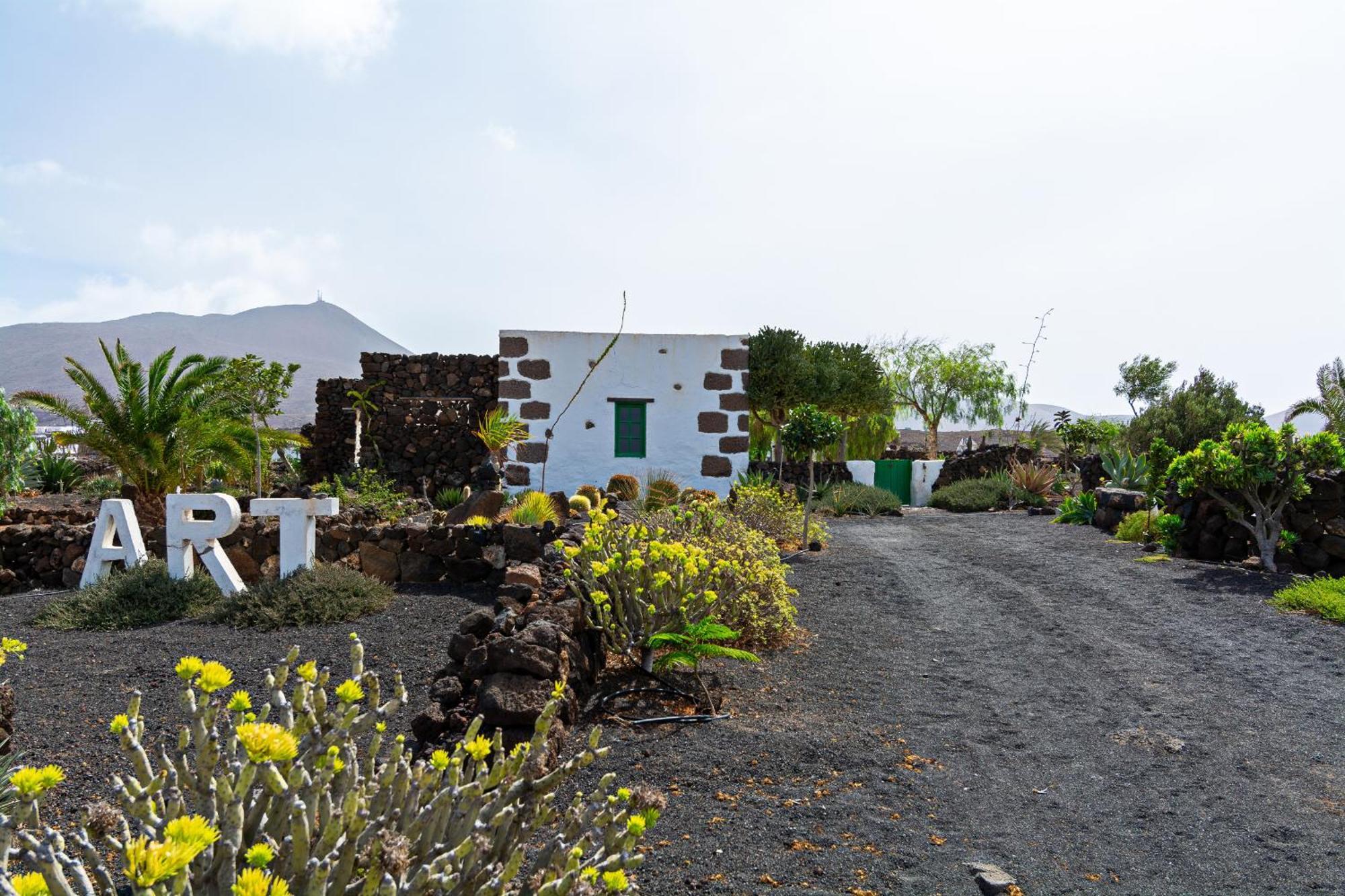 Bohemian Art House - 2br In Yaiza & Garden *