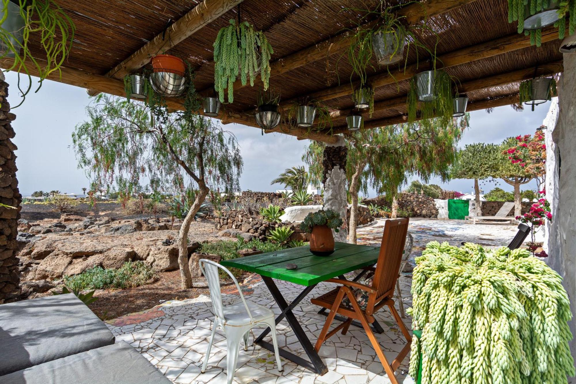 Bohemian Art House - 2br In Yaiza & Garden Holiday home *
