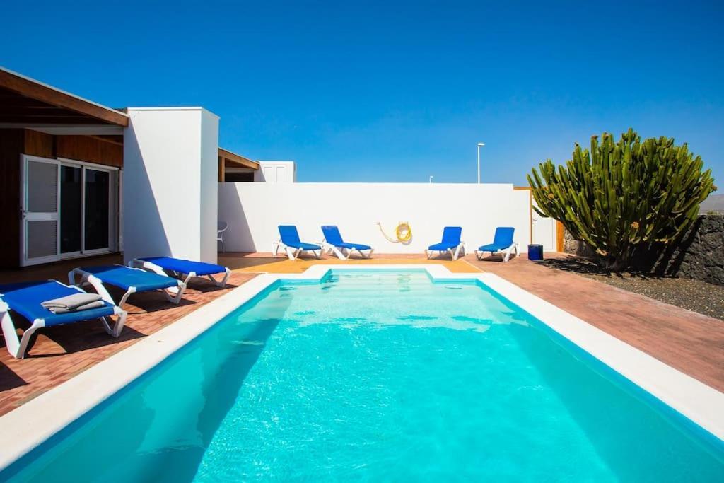Сasa de vacaciones Aleksandra Spacious For 8 Guests, Heated Pool, Mountain Views Playa Blanca (Lanzarote)