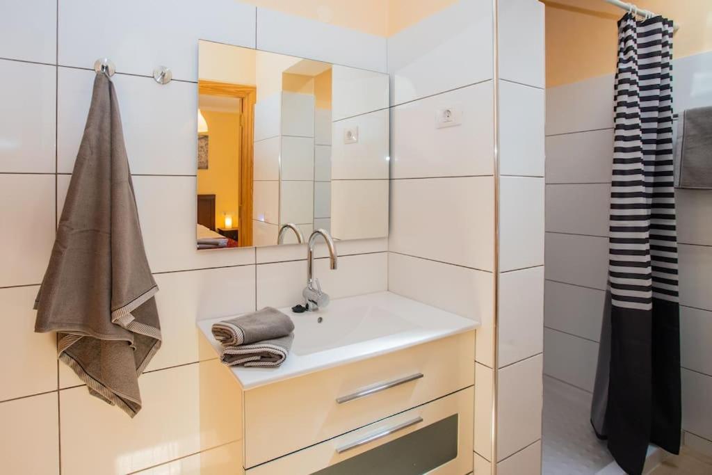 Aleksandra Spacious For 8 Guests, Heated Pool, Mountain Views Сasa de vacaciones