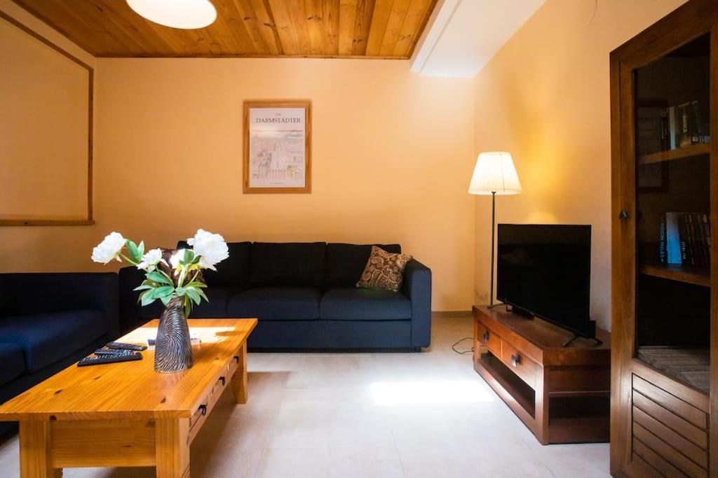 Aleksandra Spacious For 8 Guests, Heated Pool, Mountain Views *