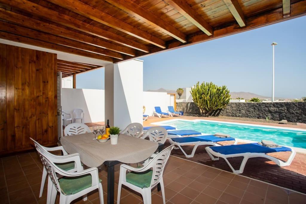 Сasa de vacaciones Aleksandra Spacious For 8 Guests, Heated Pool, Mountain Views Playa Blanca (Lanzarote)