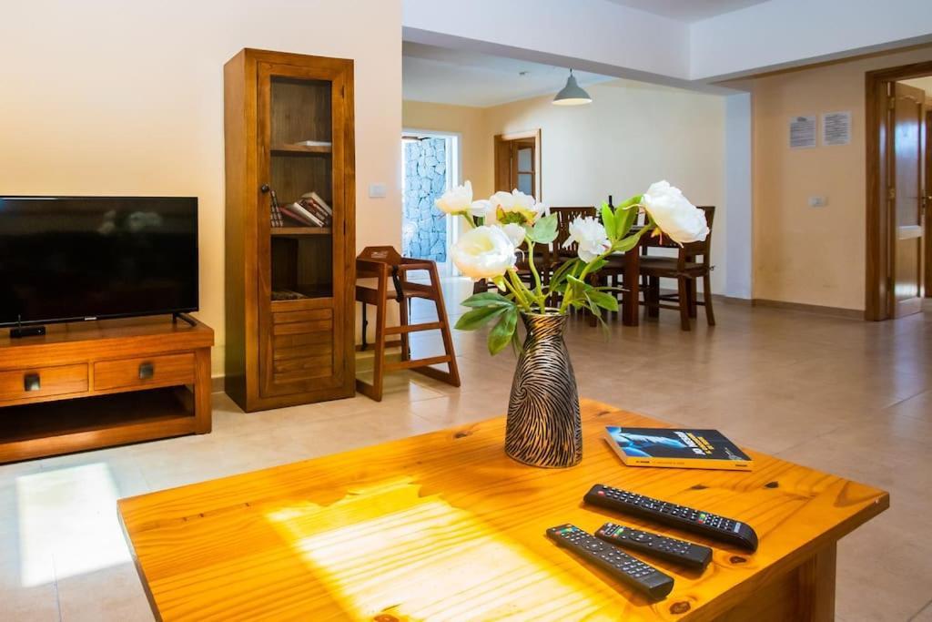 Aleksandra Spacious For 8 Guests, Heated Pool, Mountain Views Playa Blanca (Lanzarote)