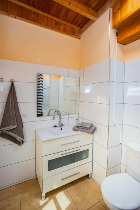 Aleksandra Spacious For 8 Guests, Heated Pool, Mountain Views Сasa de vacaciones