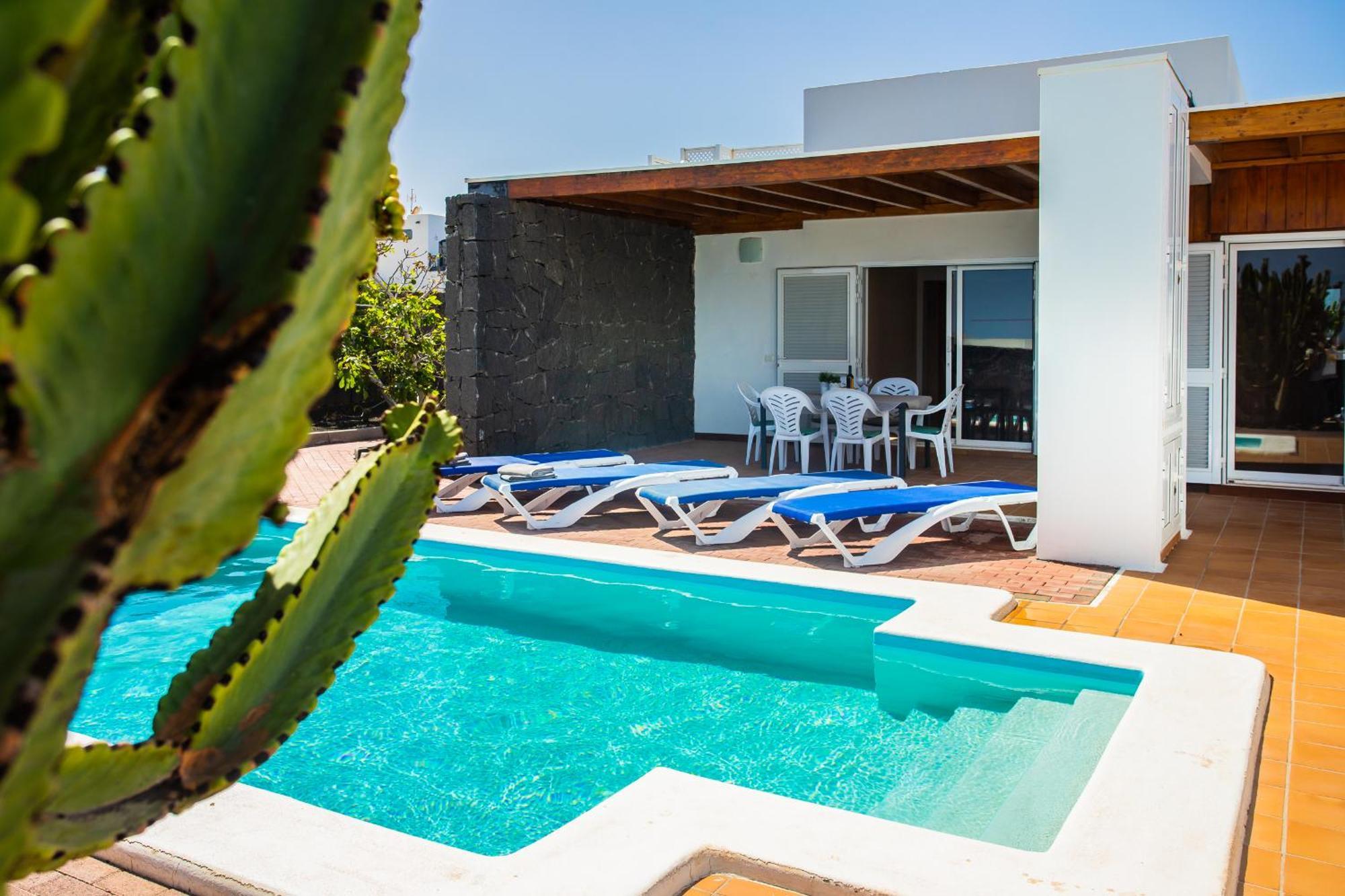 Aleksandra Spacious For 8 Guests, Heated Pool, Mountain Views *