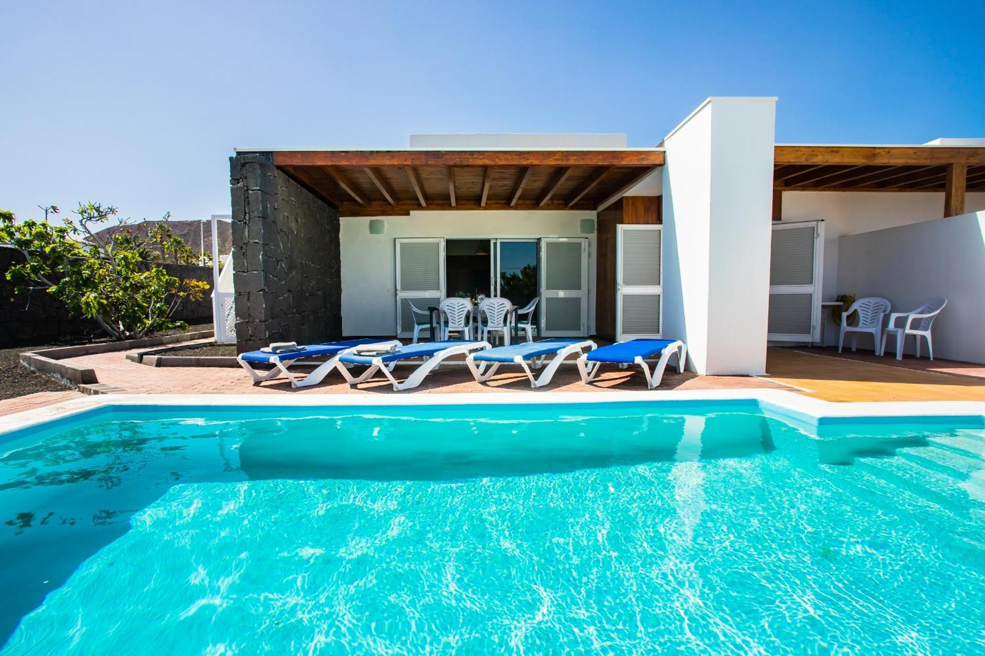 Сasa de vacaciones Aleksandra Spacious For 8 Guests, Heated Pool, Mountain Views Playa Blanca (Lanzarote)