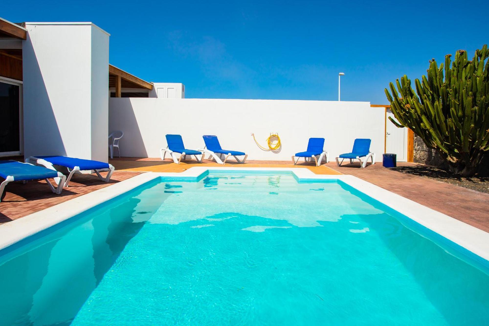 Aleksandra Spacious For 8 Guests, Heated Pool, Mountain Views