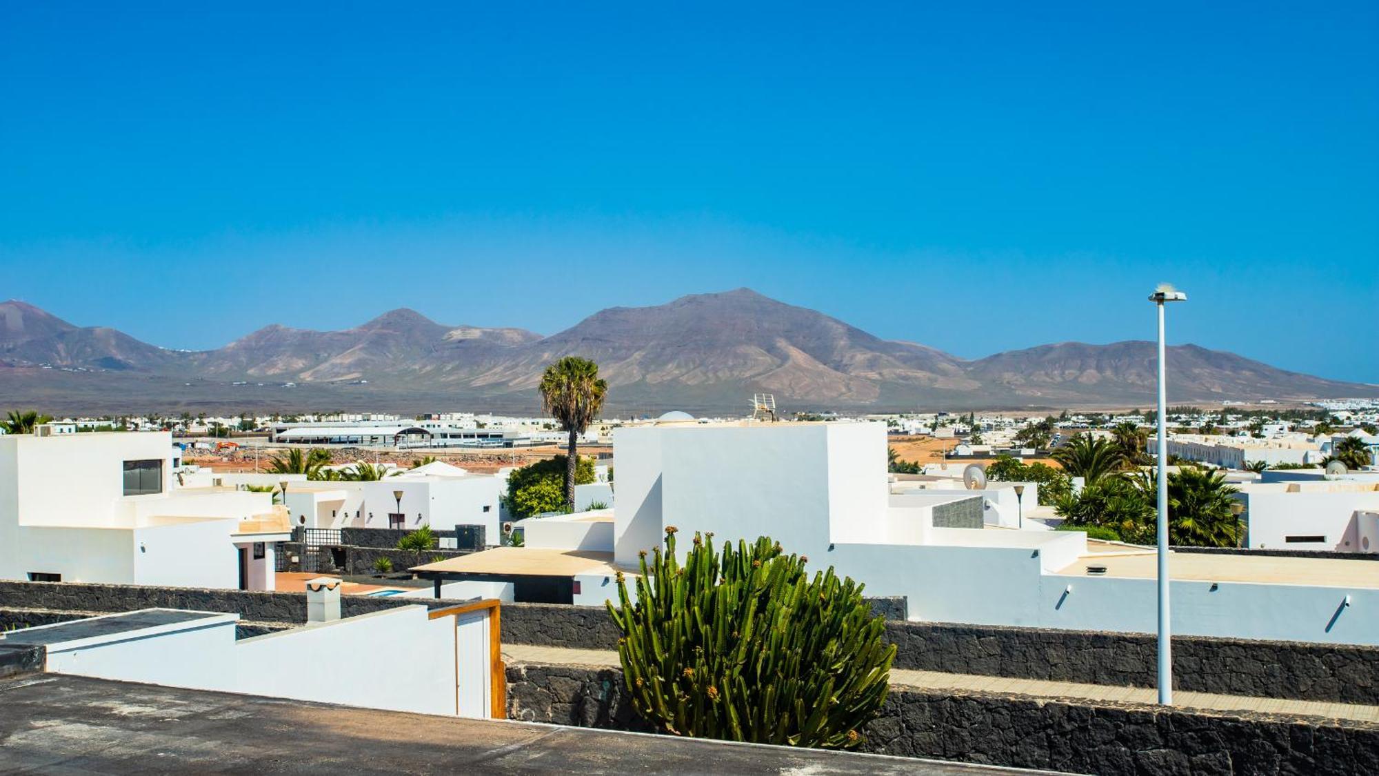 Aleksandra Spacious For 8 Guests, Heated Pool, Mountain Views