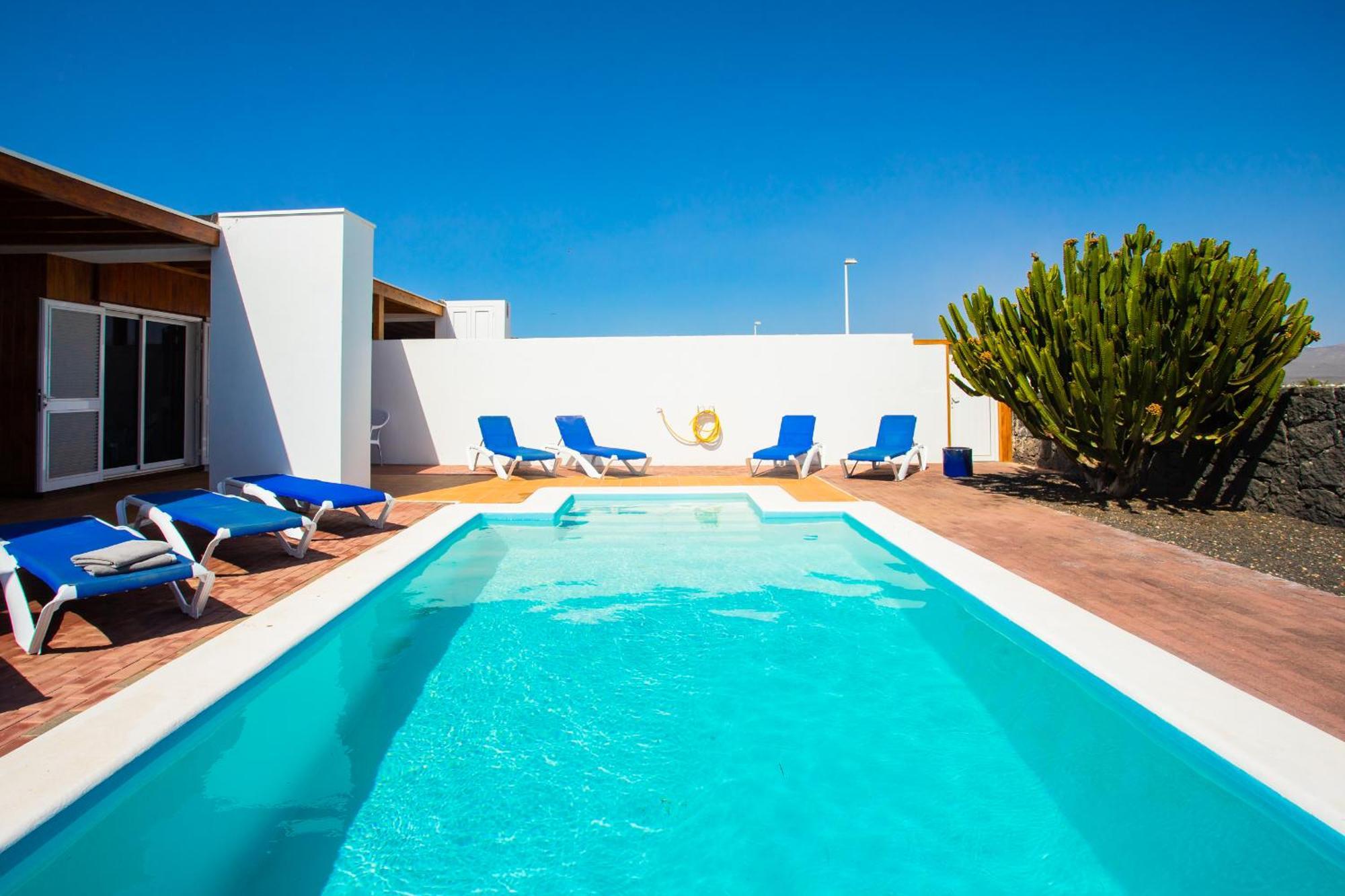 Aleksandra Spacious For 8 Guests, Heated Pool, Mountain Views * Playa Blanca (Lanzarote)