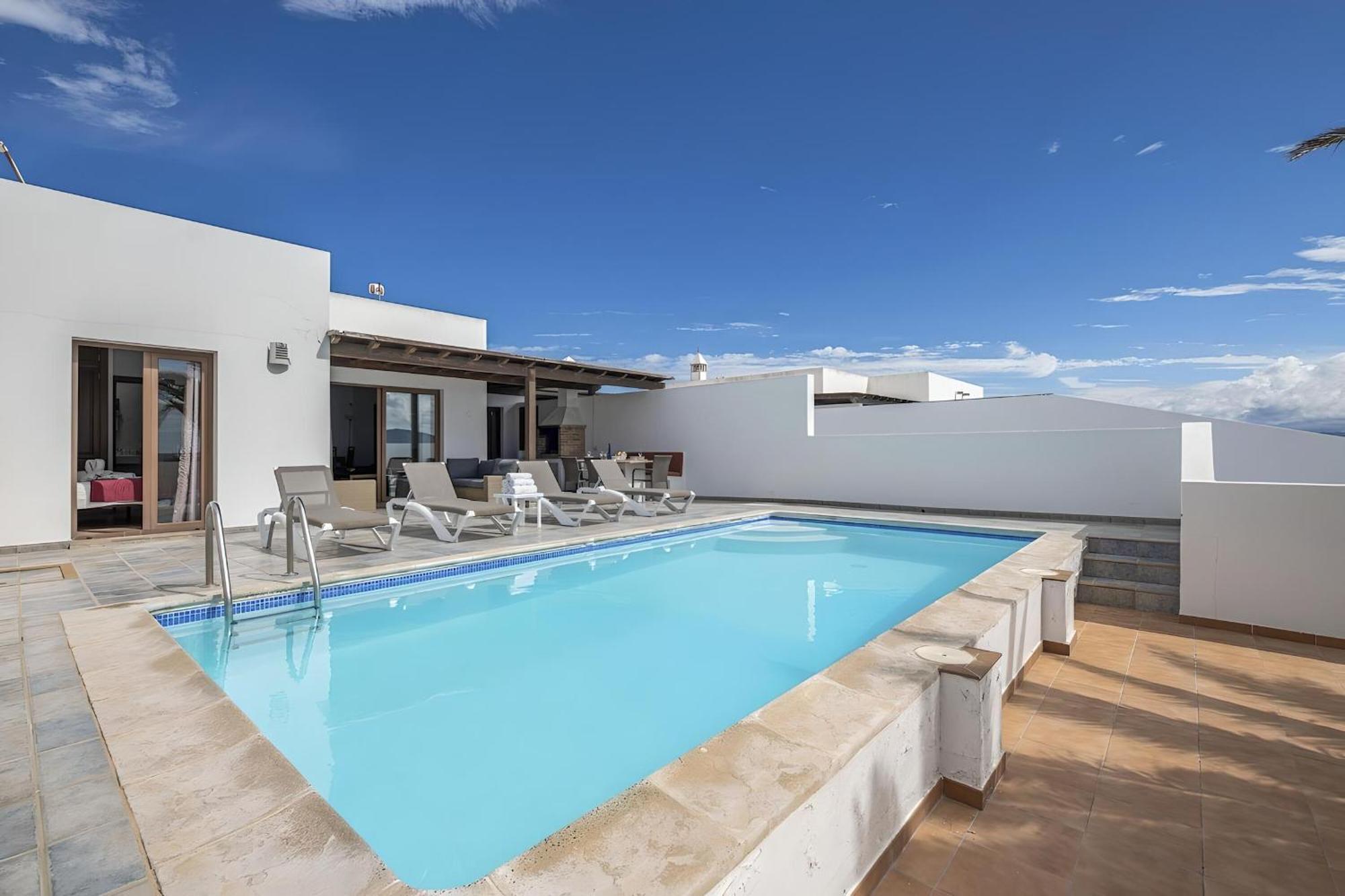 Bay View Apartment *