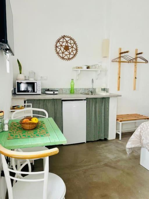 Casa Kira Camarote, Macher * Tías