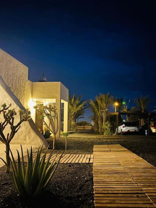Casa Kira Camarote, Macher * Tías