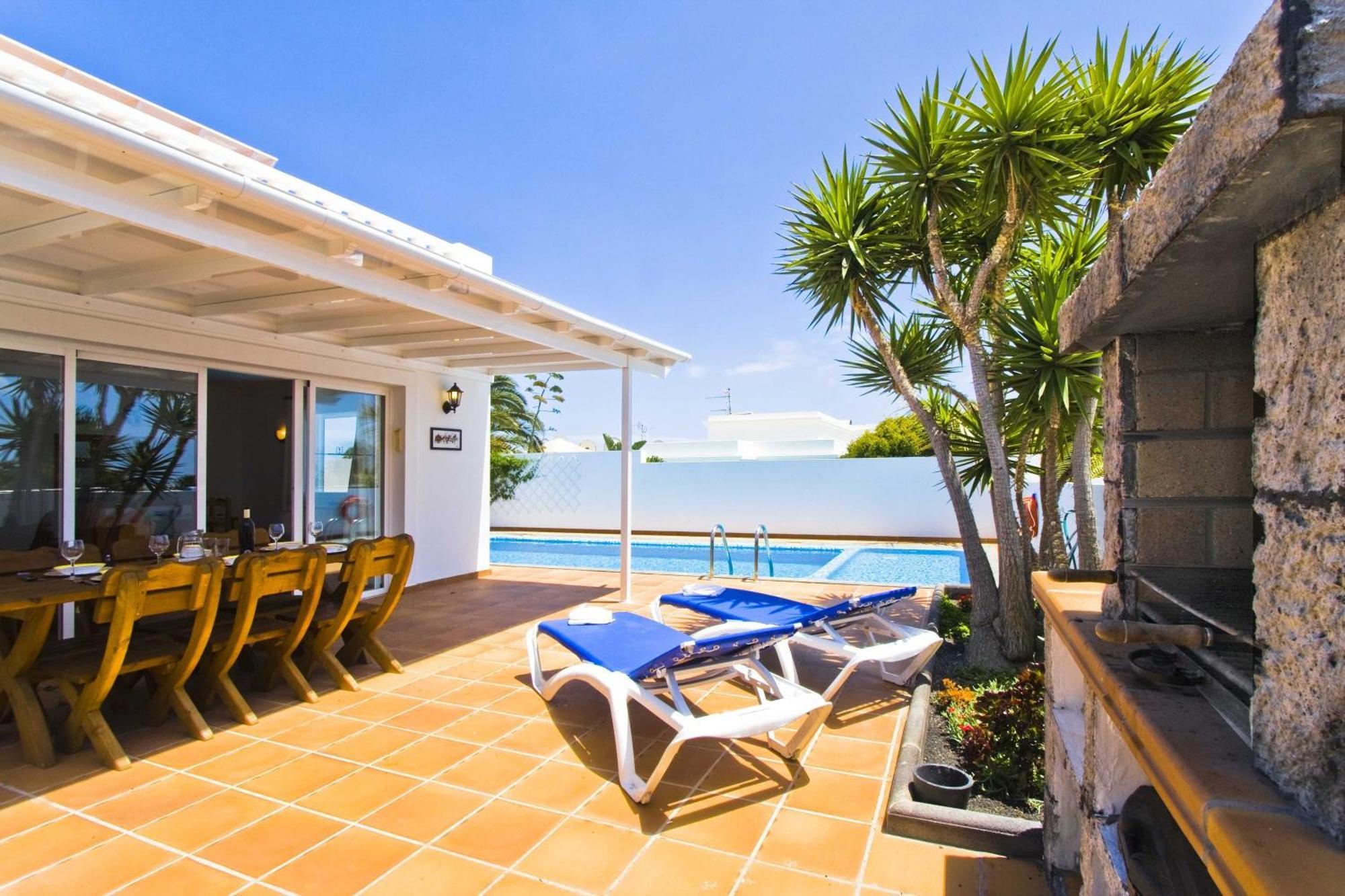 Lovely Mojones Casa Jasmine Heated Pool Short Walk To Puerto del Carmen (Lanzarote)