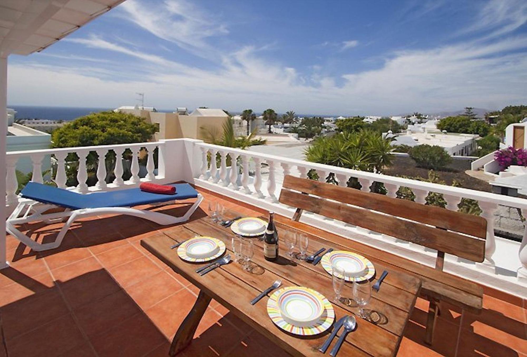 Lovely Mojones Casa Jasmine Heated Pool Short Walk To Villa Puerto del Carmen (Lanzarote)