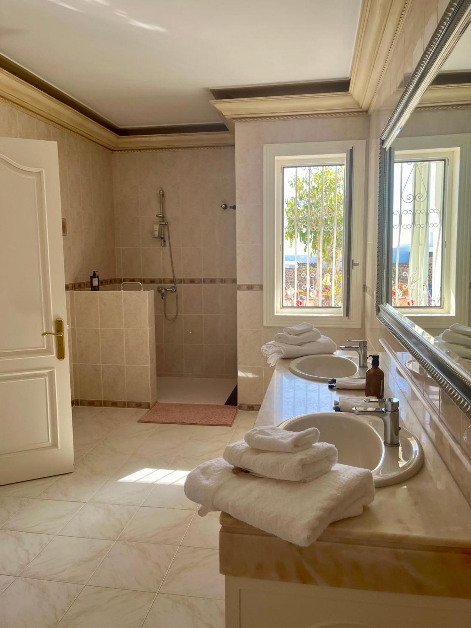 Kishni, Peaceful And Luxury Villa *