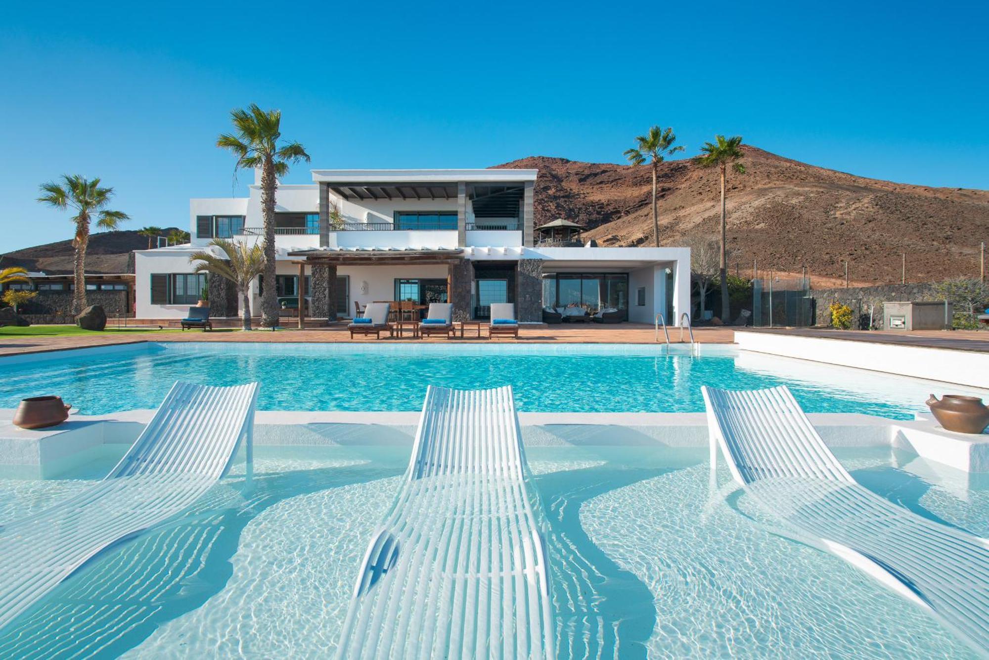 Villa Costa Roja Con Vistas Al Mar, Piscinas, Jacuzzi, Mini Golf Y Padel En Montana Roja Playa Blanca (Lanzarote)