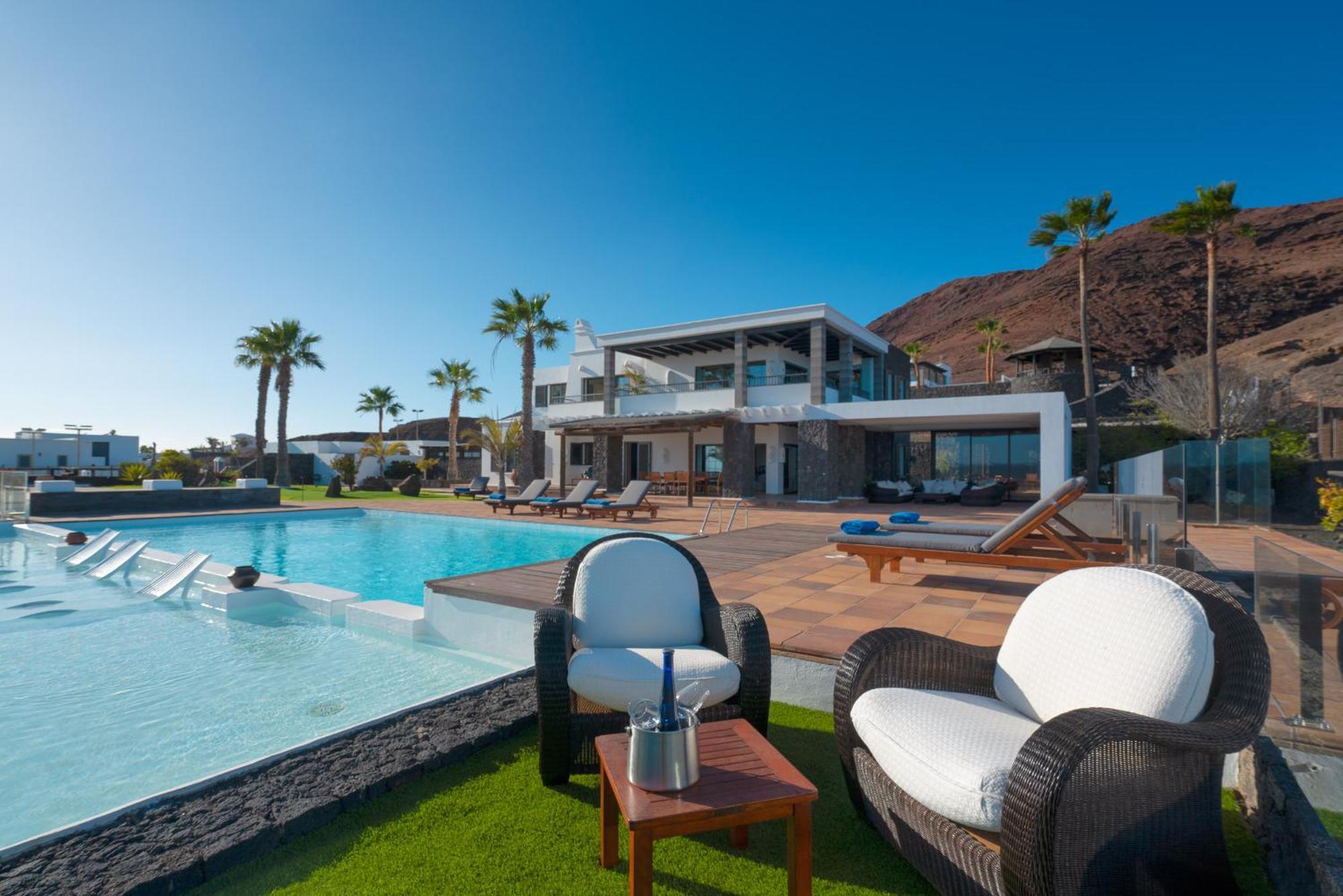 Villa Costa Roja Con Vistas Al Mar, Piscinas, Jacuzzi, Mini Golf Y Padel En Montana Roja