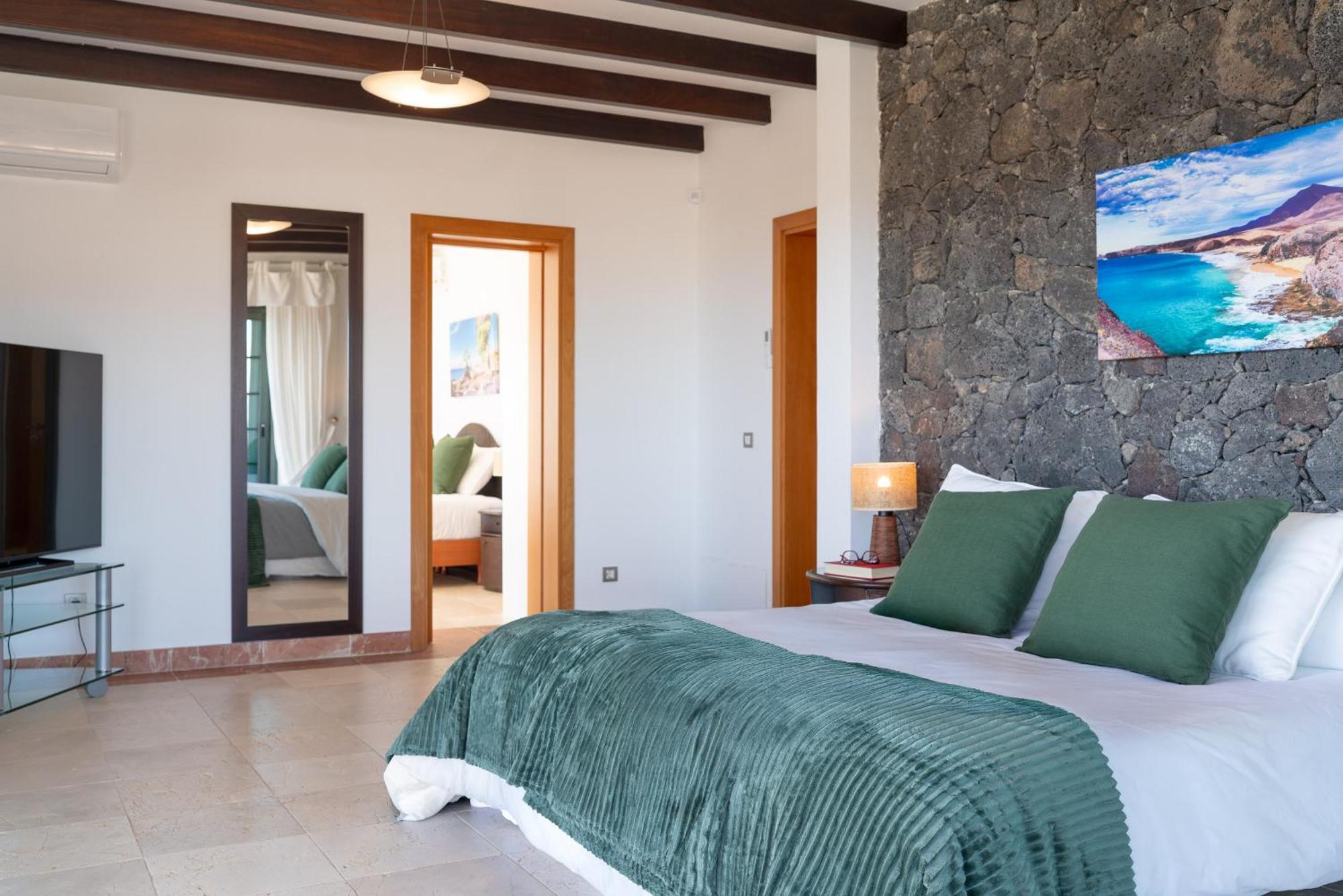 Costa Roja Con Vistas Al Mar, Piscinas, Jacuzzi, Mini Golf Y Padel En Montana Roja Villa Playa Blanca (Lanzarote)