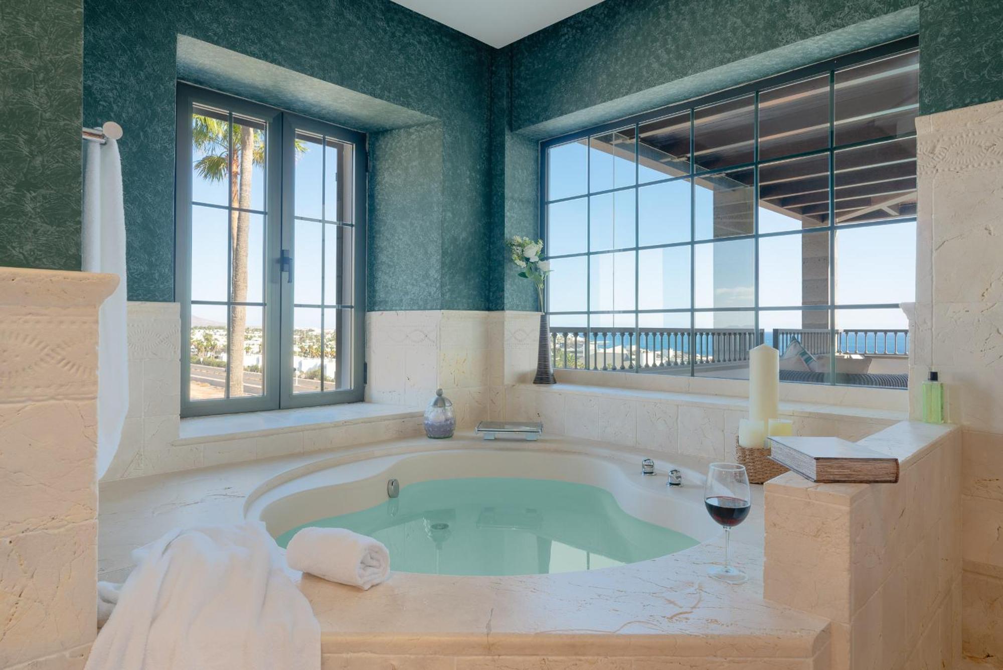 Villa Costa Roja Con Vistas Al Mar, Piscinas, Jacuzzi, Mini Golf Y Padel En Montana Roja *