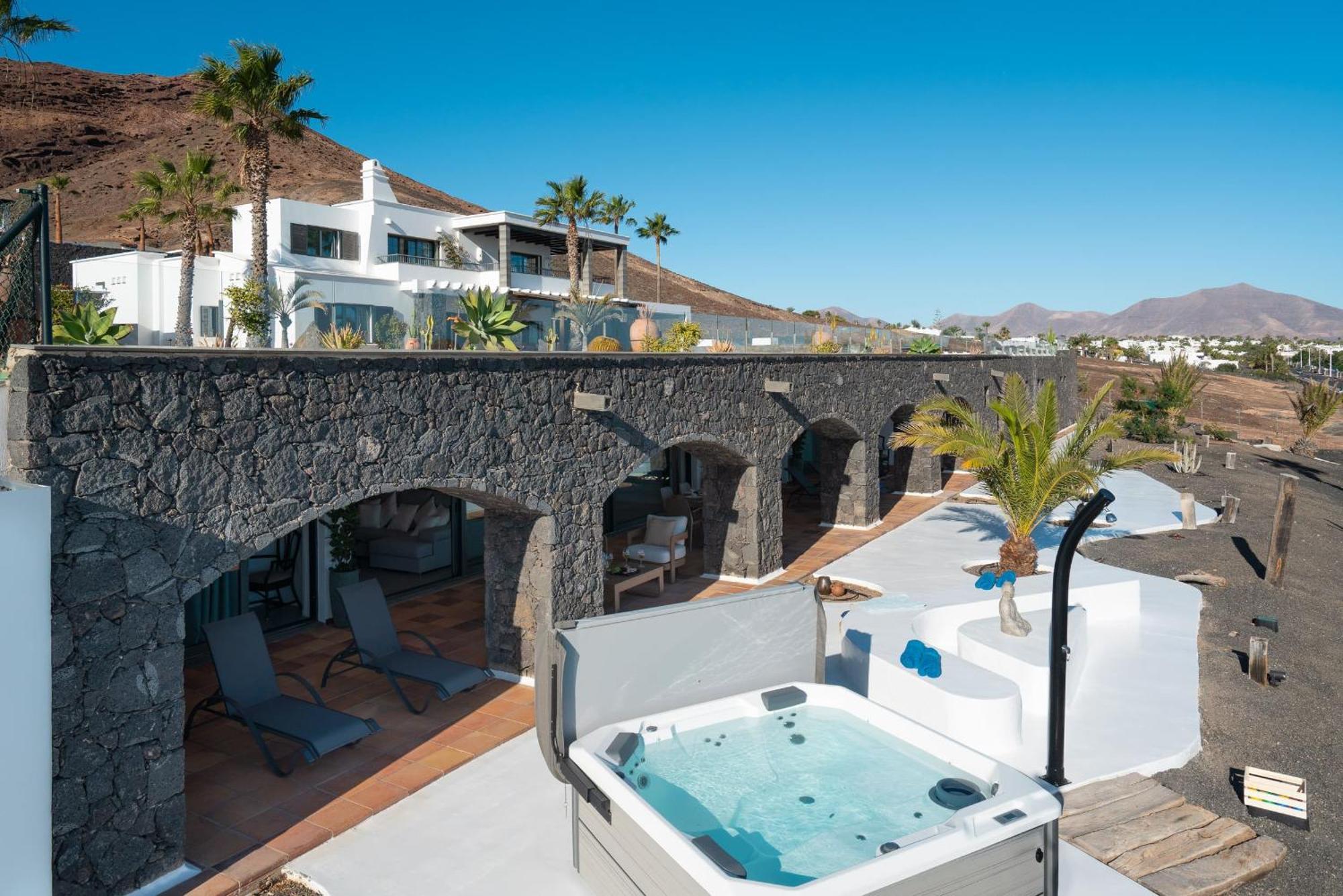 Villa Costa Roja Con Vistas Al Mar, Piscinas, Jacuzzi, Mini Golf Y Padel En Montana Roja Playa Blanca (Lanzarote)