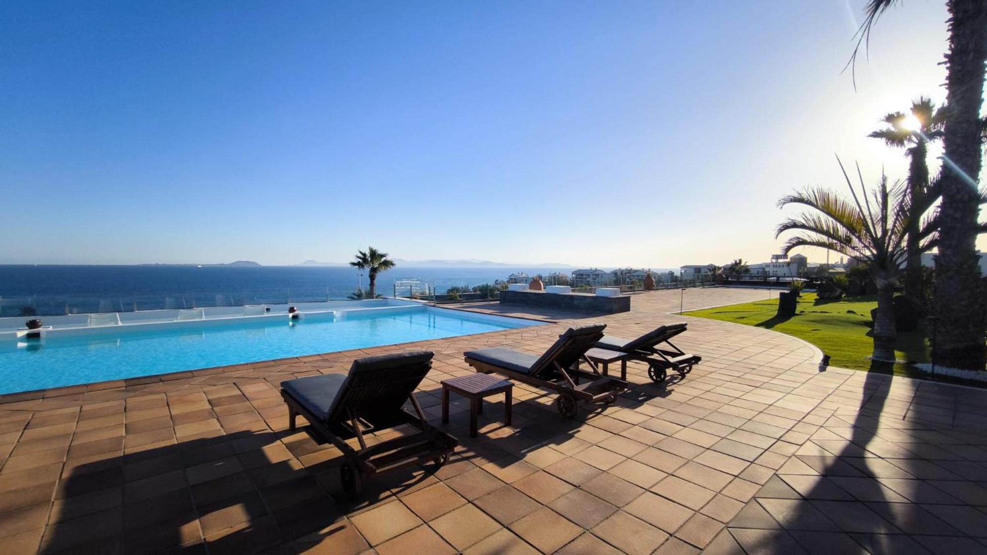 Villa Costa Roja Con Vistas Al Mar, Piscinas, Jacuzzi, Mini Golf Y Padel En Montana Roja *