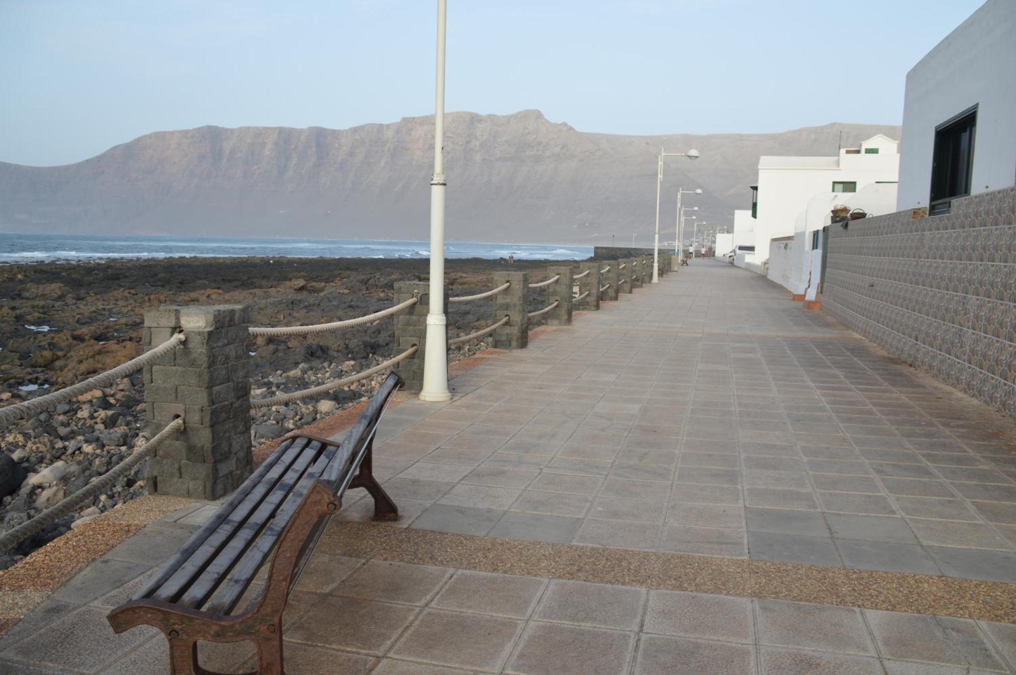 Oasis A 20 M De La Playa Famara