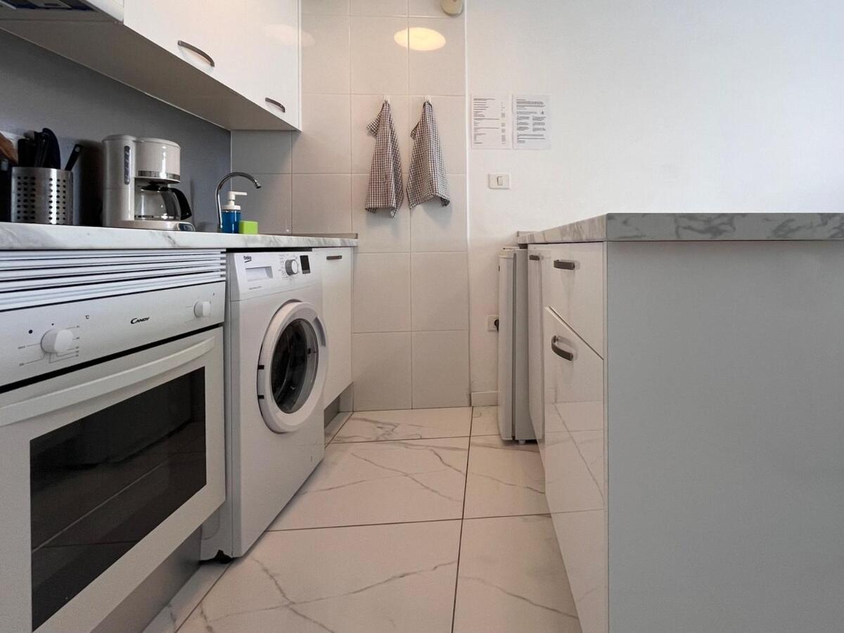 Mariposa - 1 Bedroom Poolside Apartment *