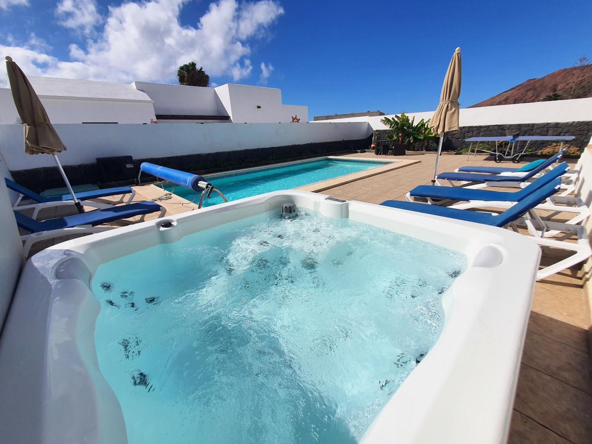 Alberto Private Heated Pool, Jacuzzi, Sea Views Villa Playa Blanca (Lanzarote)