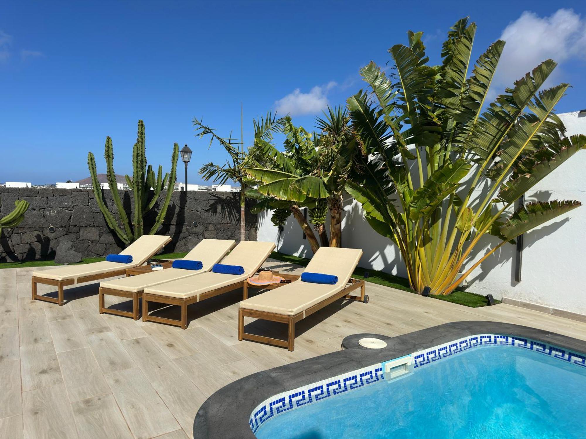 - Heated Pool, Aircon Playa Blanca (Lanzarote)
