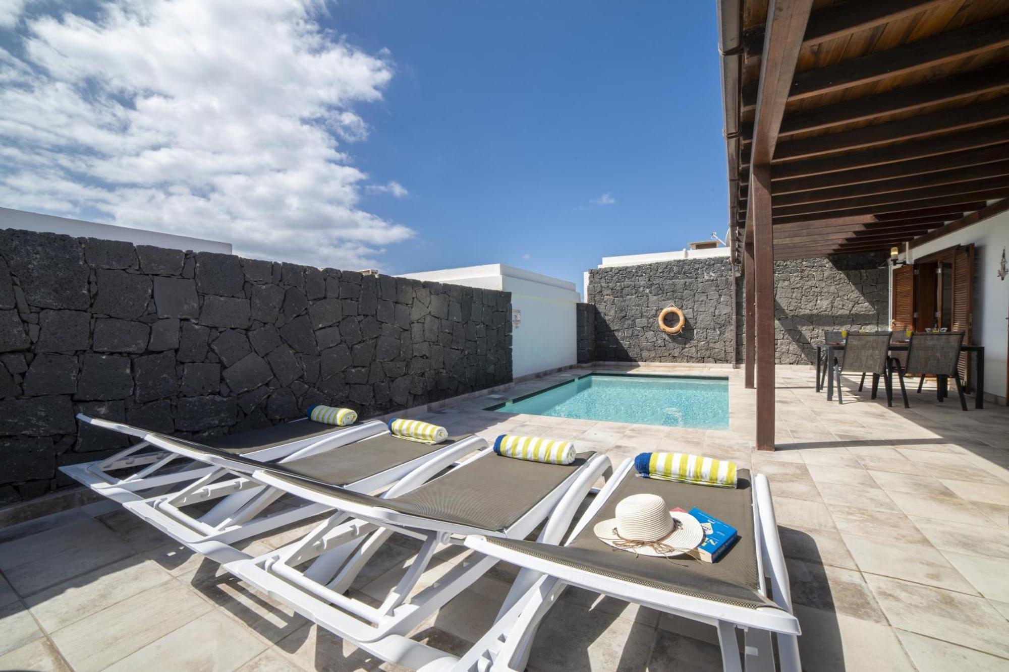 Villa Beautiful Lanzarote 3 Bedrooms Strelitzia South Facing Secluded Private Pool