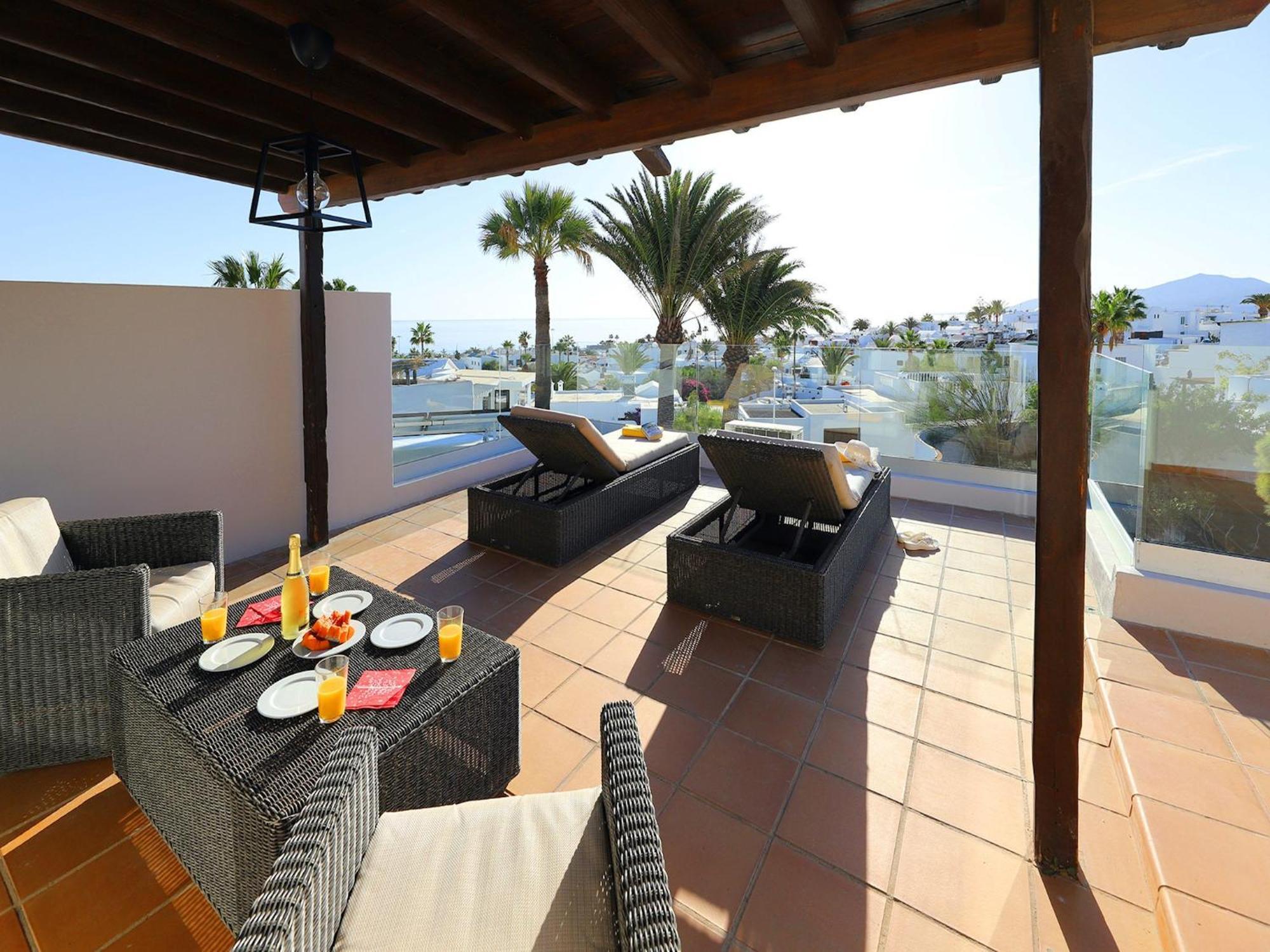Wonderful Puerto Del Carmen Location Cilla Sea Views Large Pool Area Lanzarote Villa