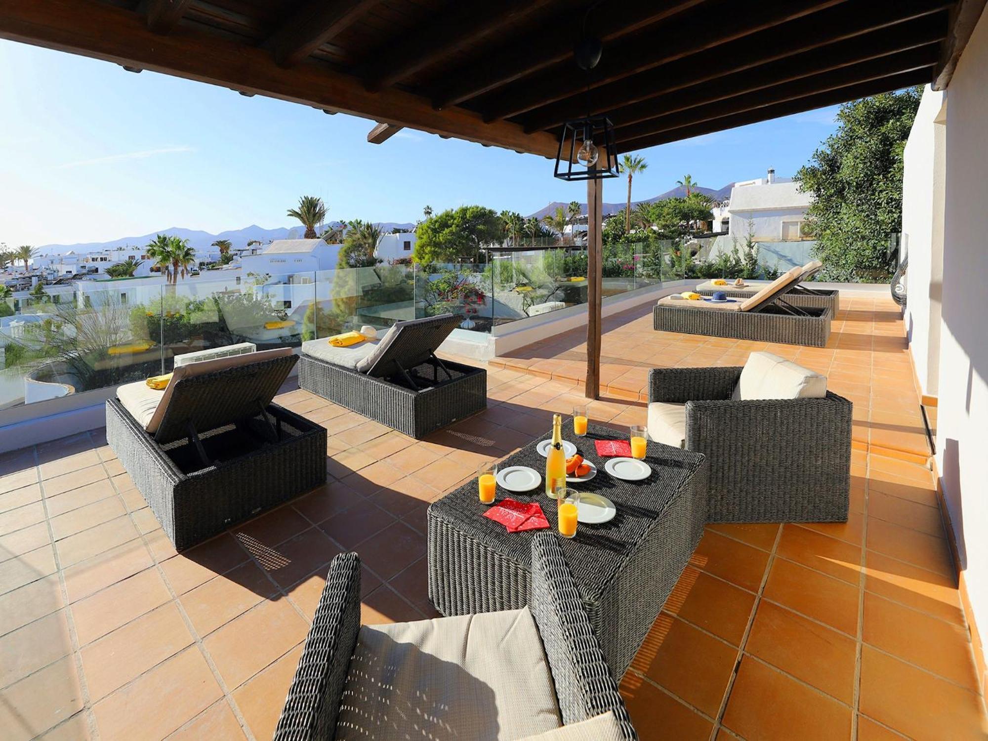 Wonderful Puerto Del Carmen Location Cilla Sea Views Large Pool Area Lanzarote Villa Tias