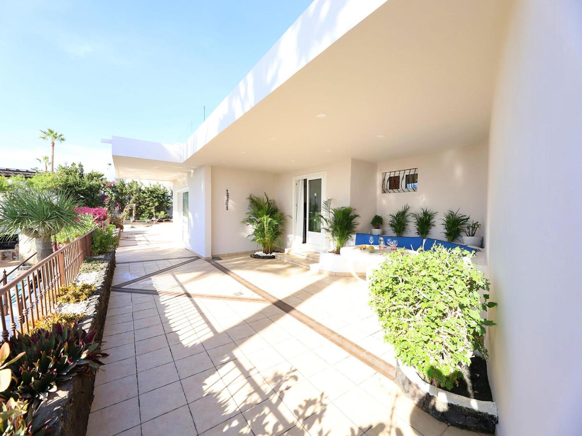 Wonderful Puerto Del Carmen Location Cilla Sea Views Large Pool Area Lanzarote Villa