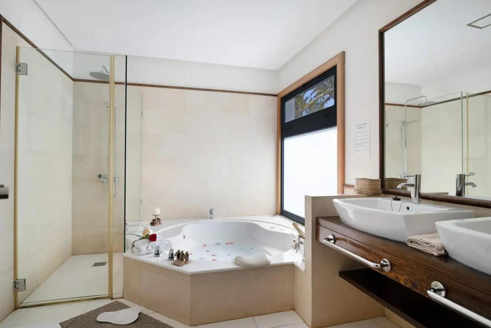 Charming In With Private Pool Villa