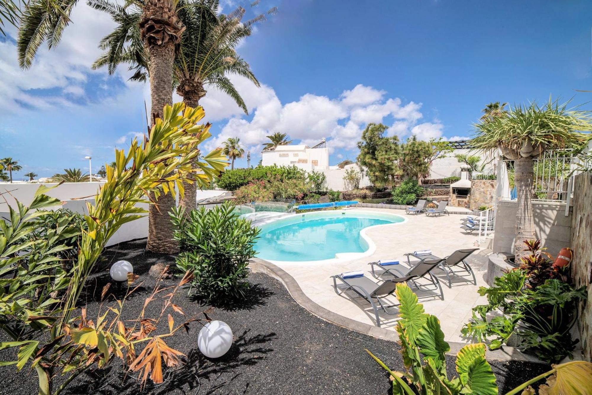 Villa Wonderful Puerto Del Carmen Location Cilla Sea Views Large Pool Area Lanzarote *