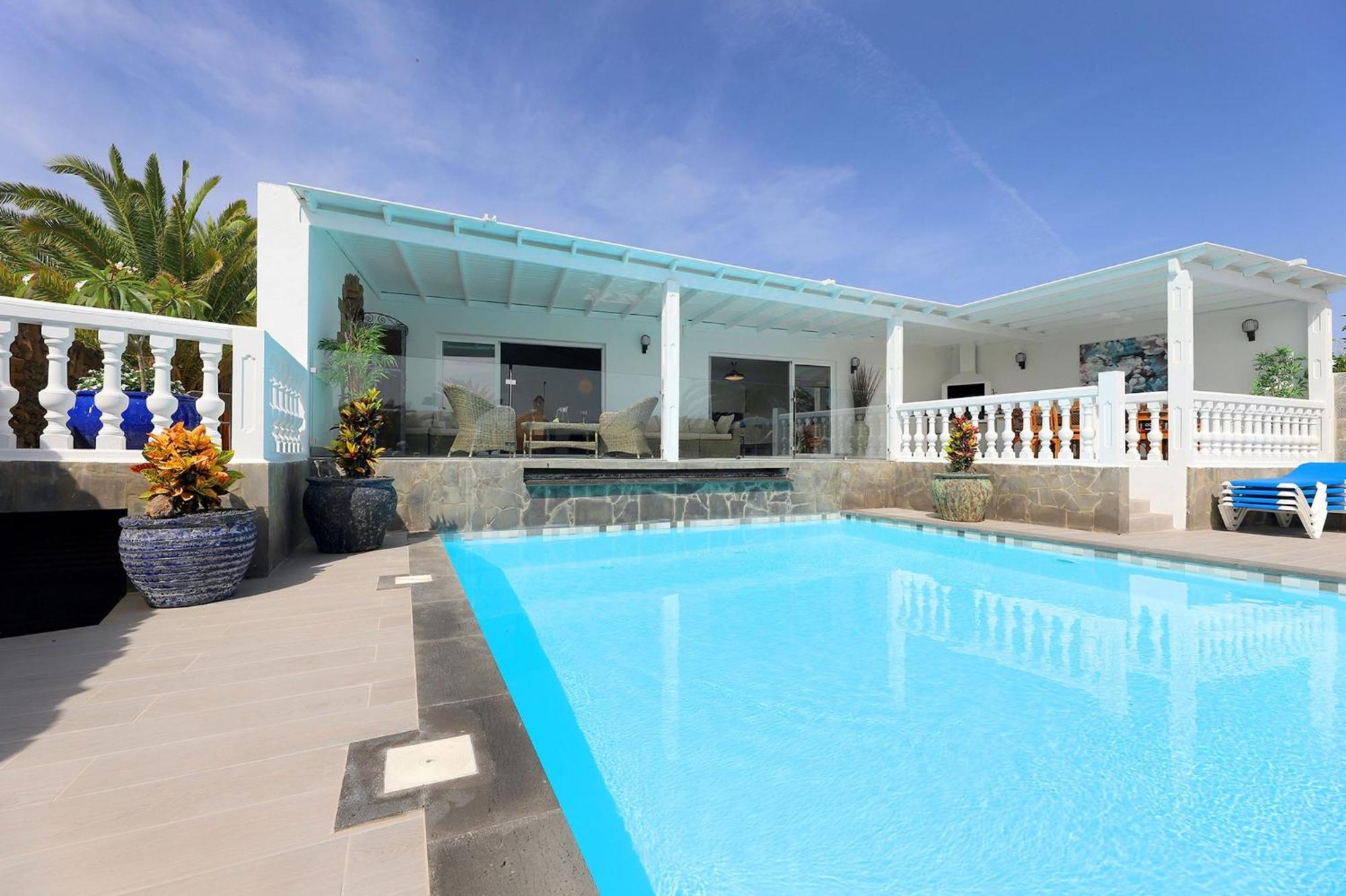 Graceful 5 Bedrooms Vega Del Carmen Distant Sea Views