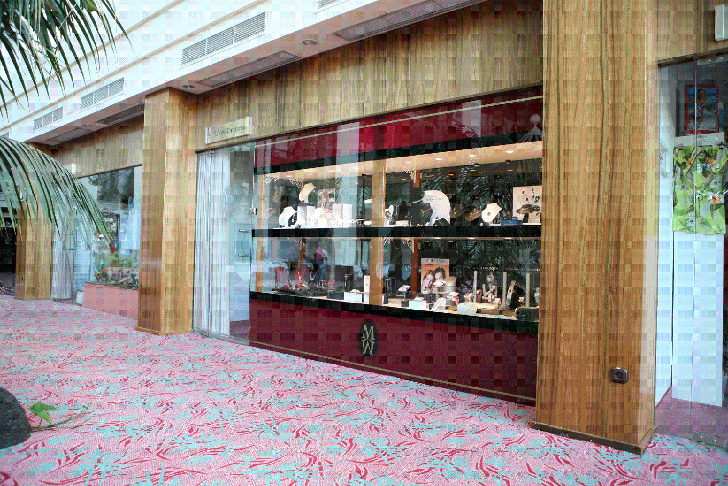 Beatriz Costa & Hotel 4*