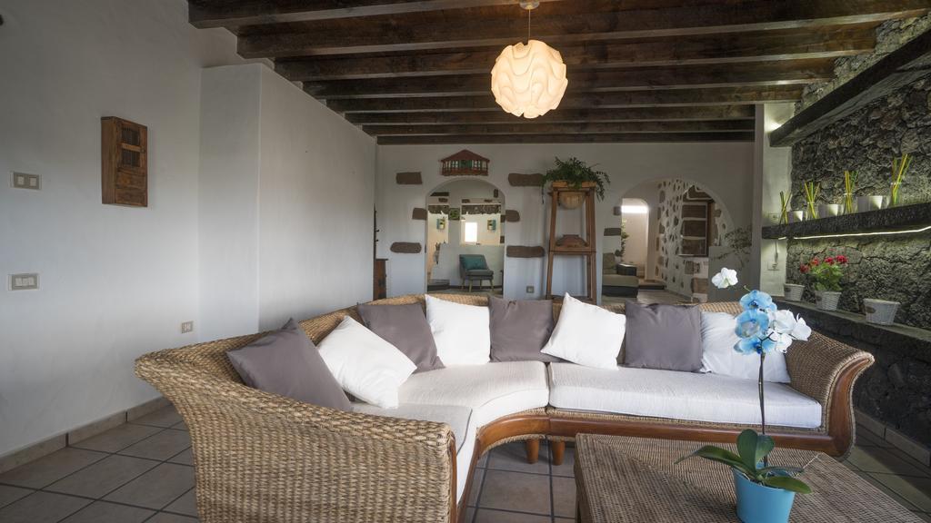 With Amazing Views, Jacuzzi And Private Pool San Bartolomé
