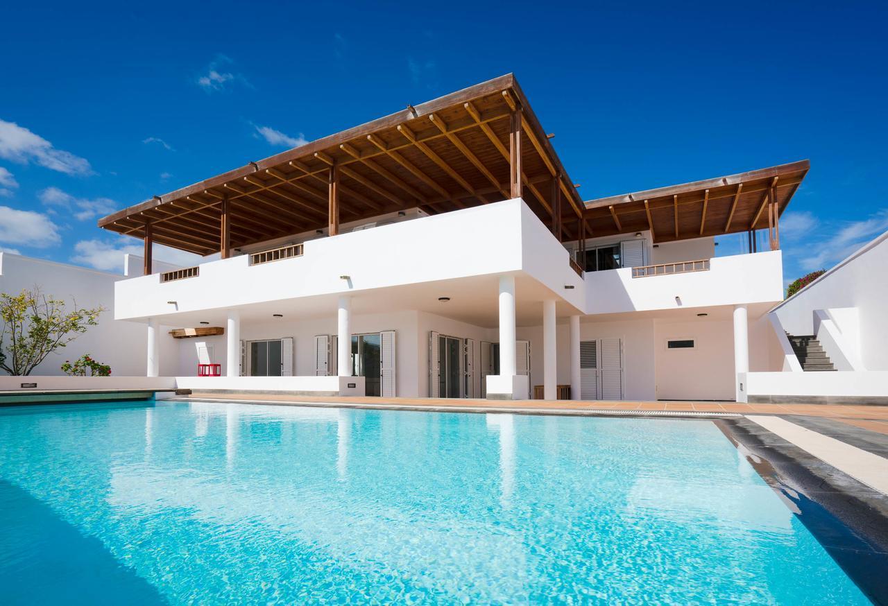 Villa Dedalos - A Luxury Large With A Heated Pool In Puerto Calero
