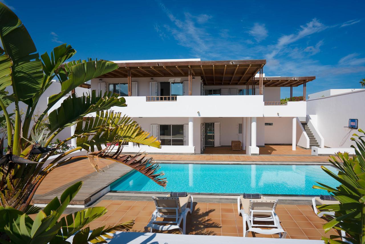 Dedalos - A Luxury Large With A Heated Pool In Villa *