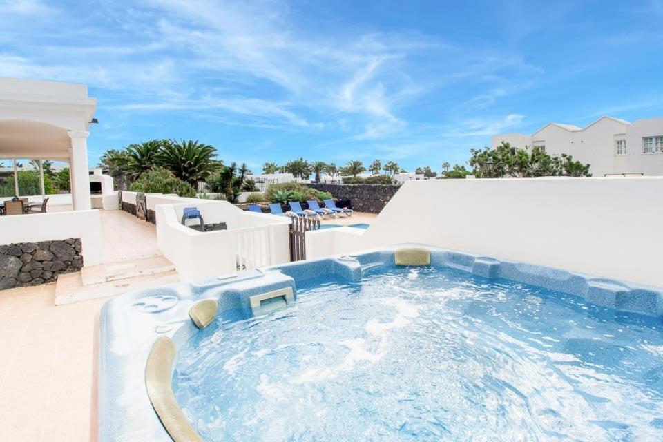 Playa Blanca Sleeps 12 Pool Wifi