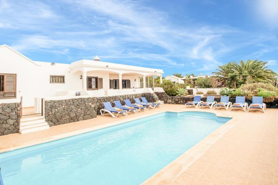 Playa Blanca Sleeps 12 Pool Wifi Villa
