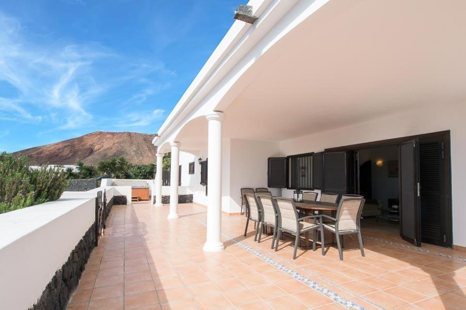 Playa Blanca Sleeps 12 Pool Wifi Villa