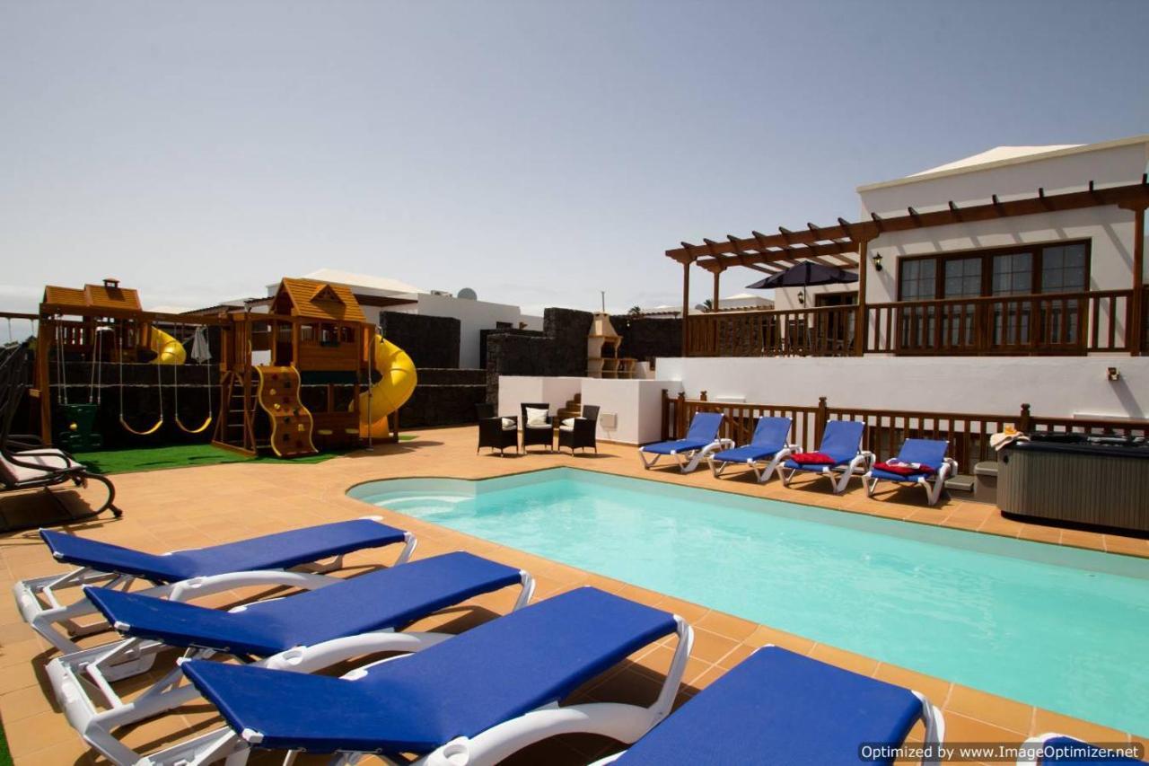 44 Sea Views, Pool,games,hot Tub, Office With Computer+ Wifi Villa Playa Blanca (Lanzarote)