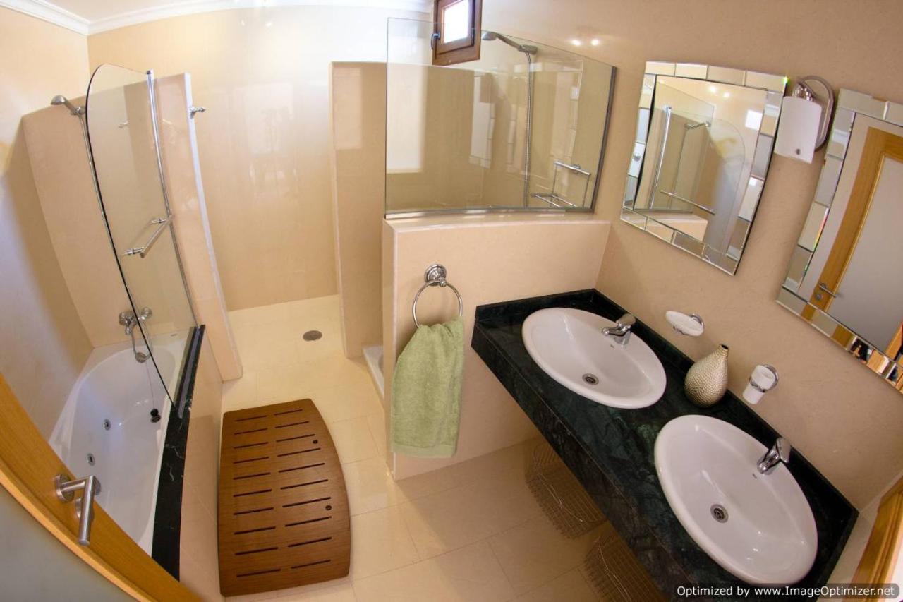 44 Sea Views, Pool,games,hot Tub, Office With Computer+ Wifi Playa Blanca (Lanzarote)