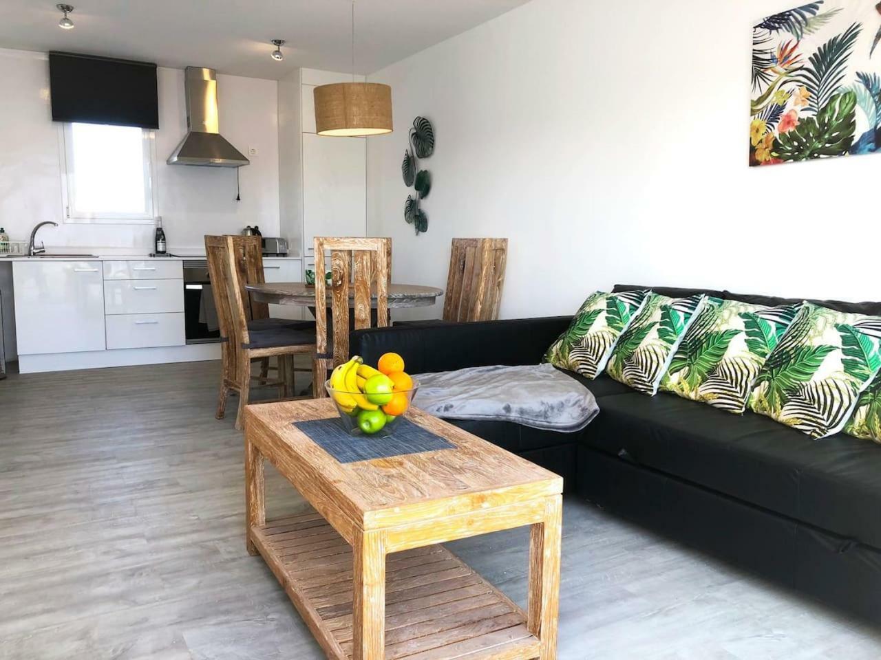 Sea Breeze With Shared Pool And Near The Beach