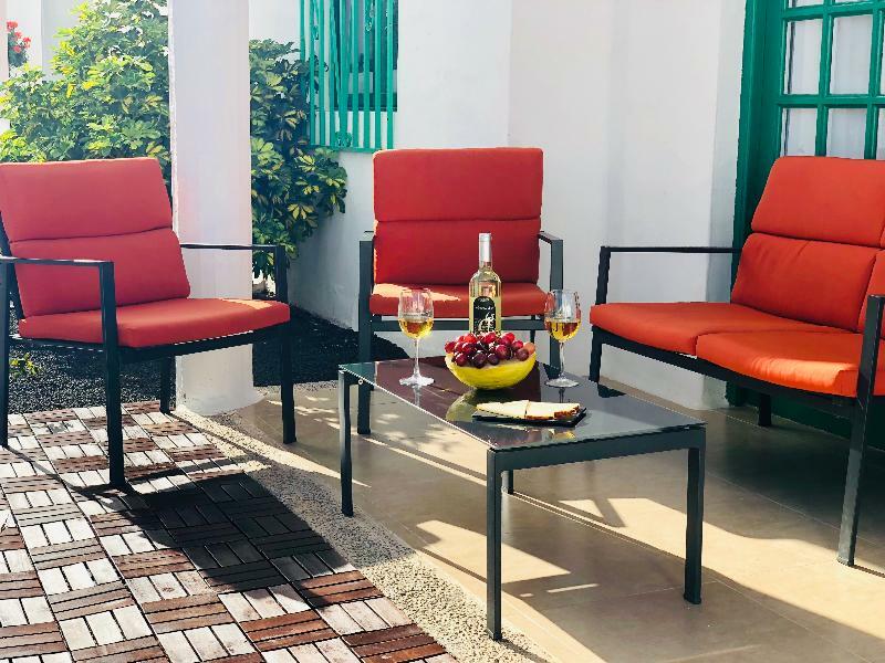 Pool And Relax Close To The Apartment Tias