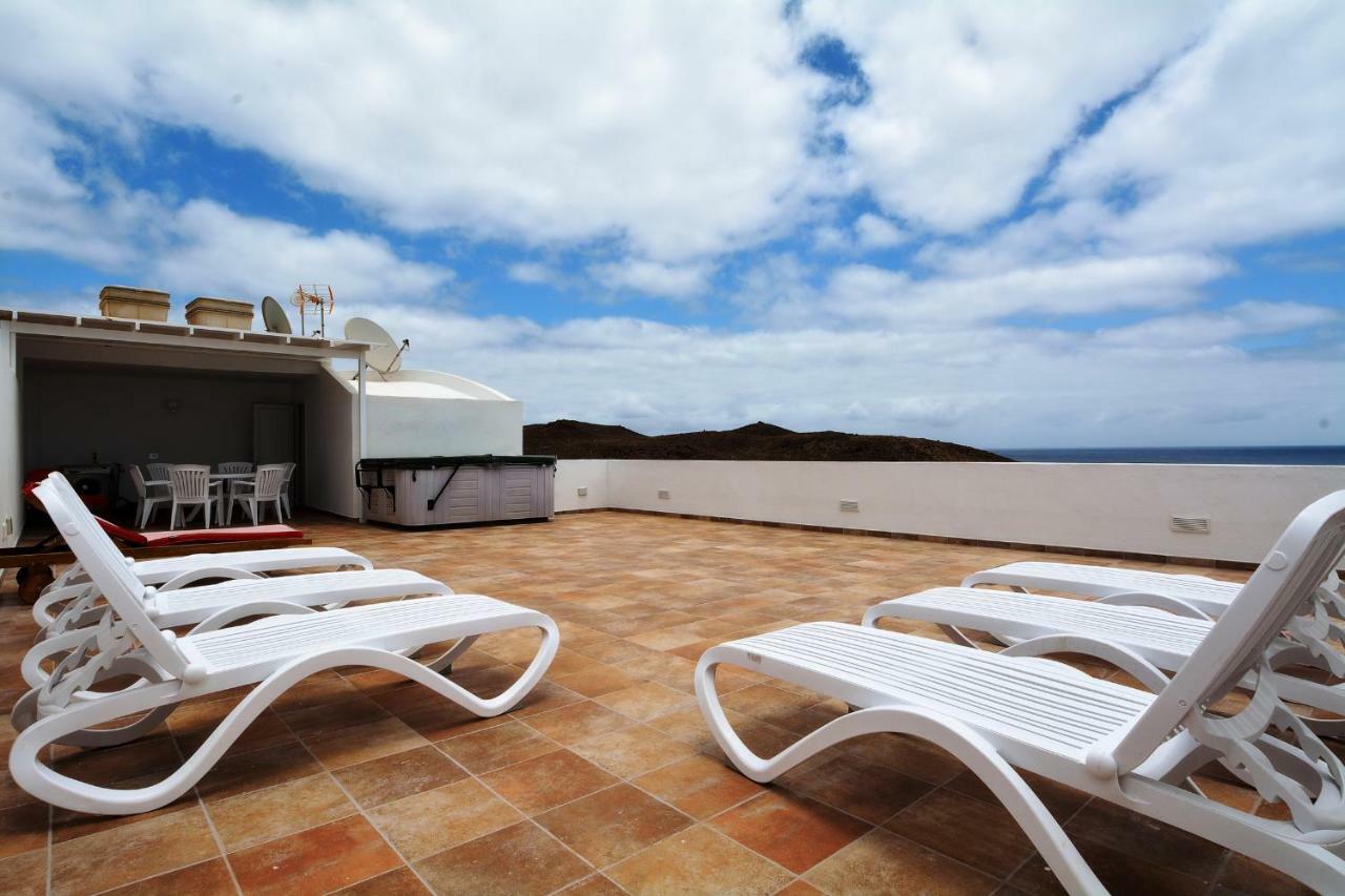 Villa Hannah - Stunning Sea Views - Roof Terrace *