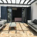 Casa Hondartza, situada en urbanización en primera línea